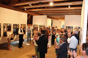 Hans-Oiseau Kalkmann führt durch seine Ausstellung