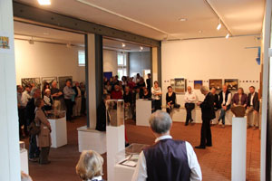 Der Schirmherr Prof. Timm Ulrichs führt in die Ausstellung von Hans-Oiseau